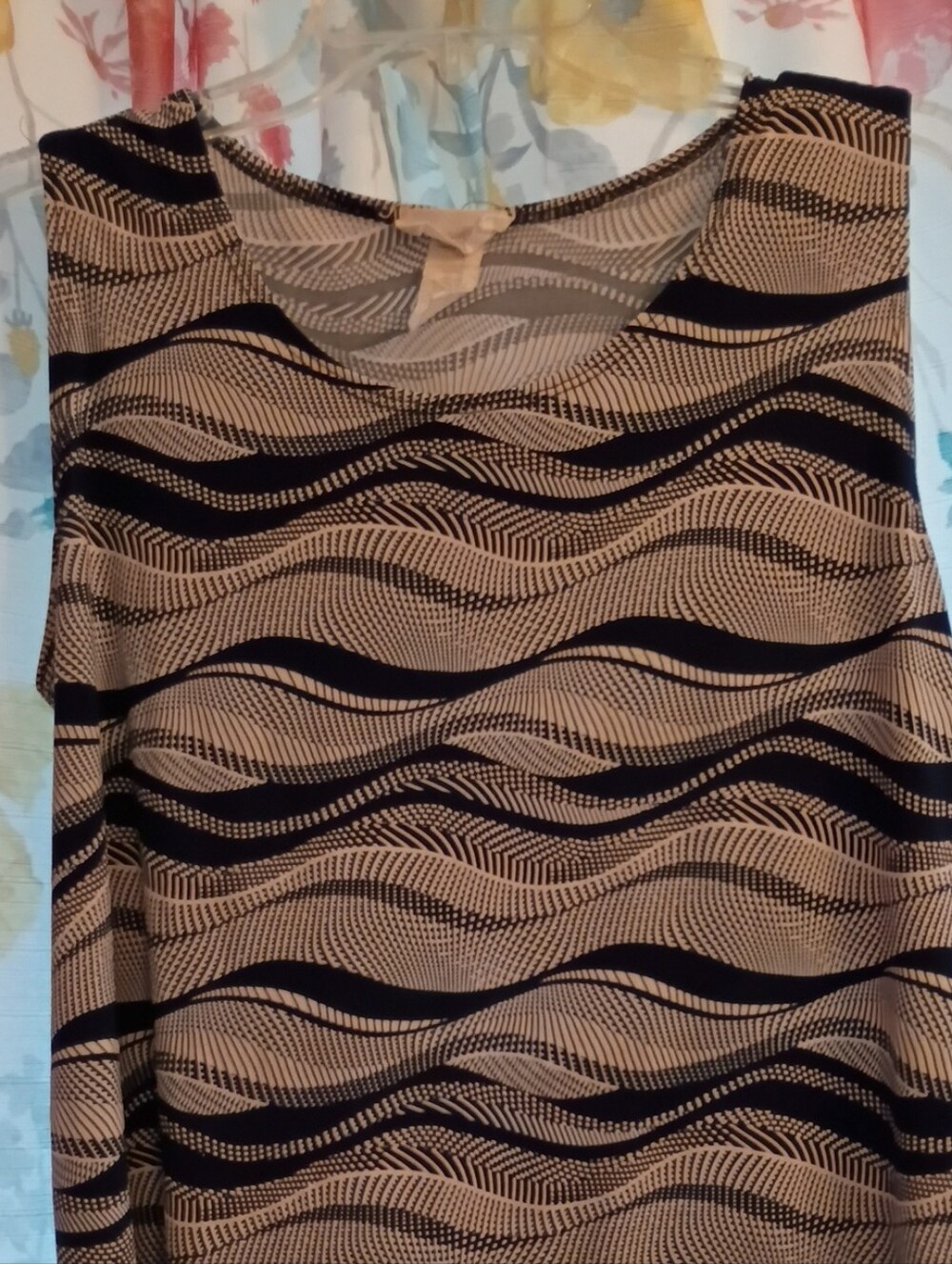 Wave-Pattern Sleeveless Camisole in Black and Cream
